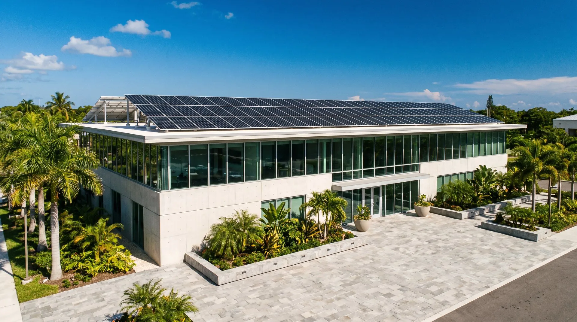 Edificio comercial de la l&iacute;nea noroeste con paneles solares en azotea